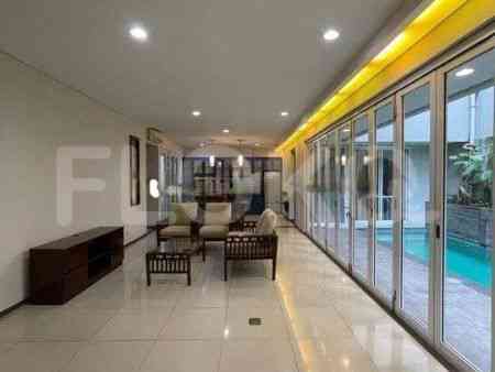 Disewakan Rumah 5 BR, Luas 400 m2 di Senayan 1