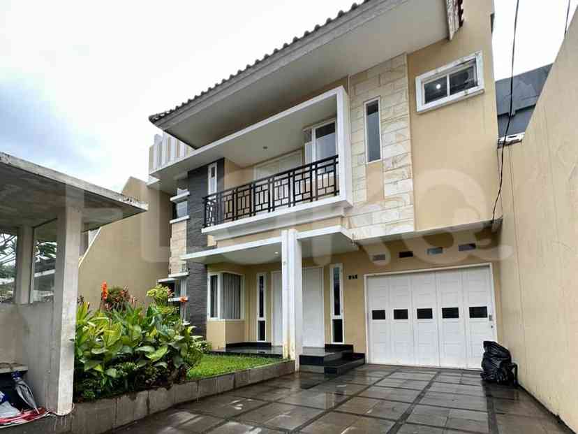 Disewakan Rumah 4 BR, Luas 275 m2 di Pejaten 1