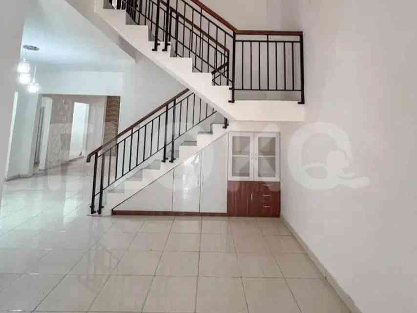 Disewakan Rumah 4 BR, Luas 159 m2 di Kebon Jeruk 2