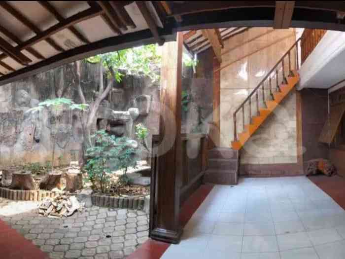 Disewakan Rumah 5 BR, Luas 250 m2 di Pejaten 5