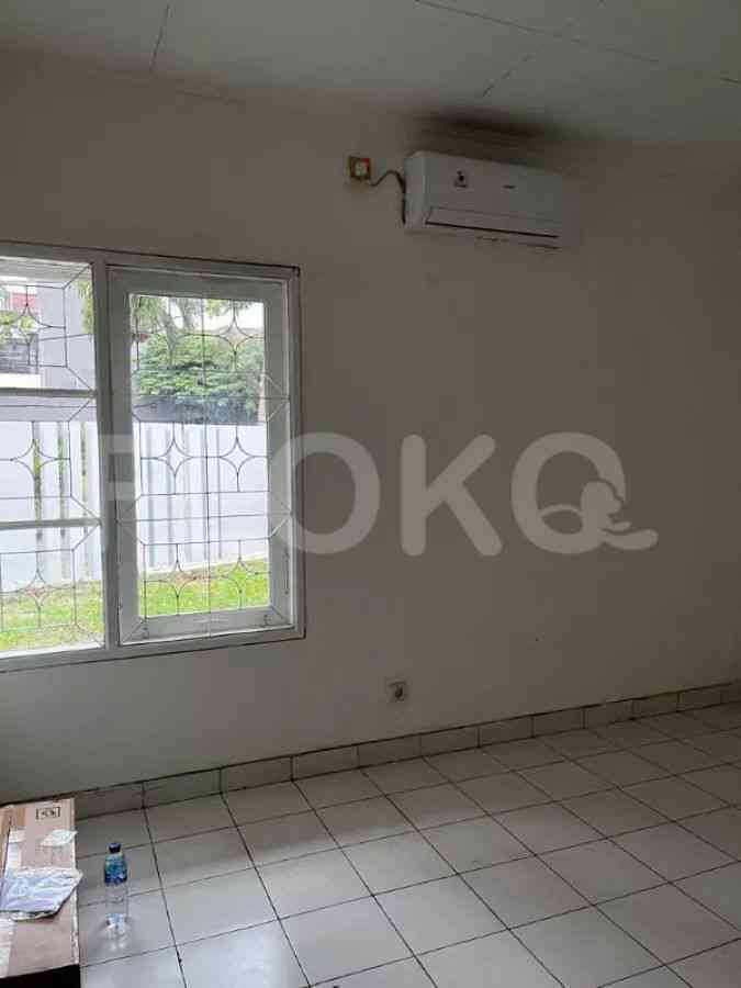 Disewakan Rumah 5 BR, Luas 250 m2 di Griya Loka, BSD 11