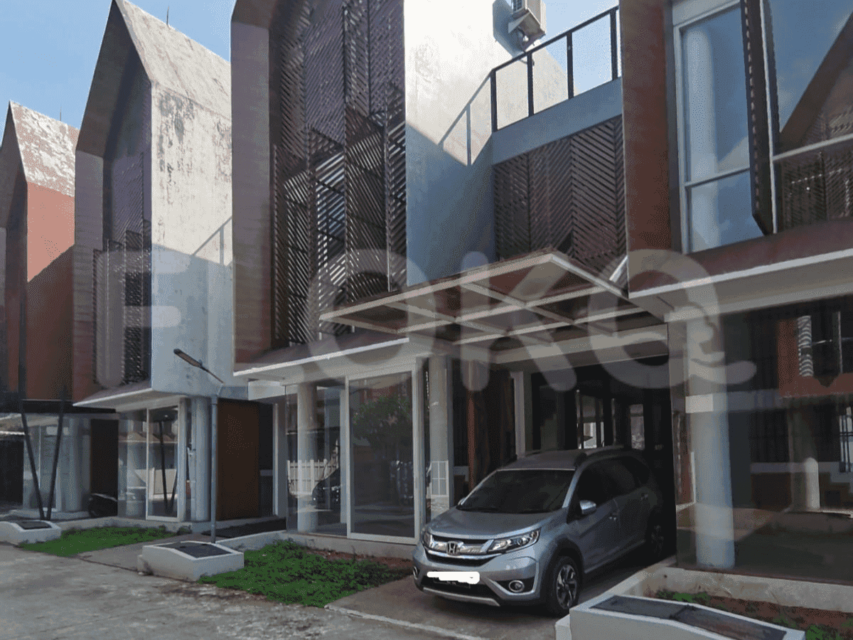 350 sqm, 3 BR house for rent in Pasar Minggu