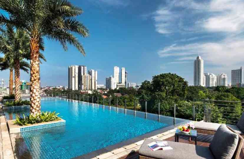 Kolam renang Oakwood Suites La Maison