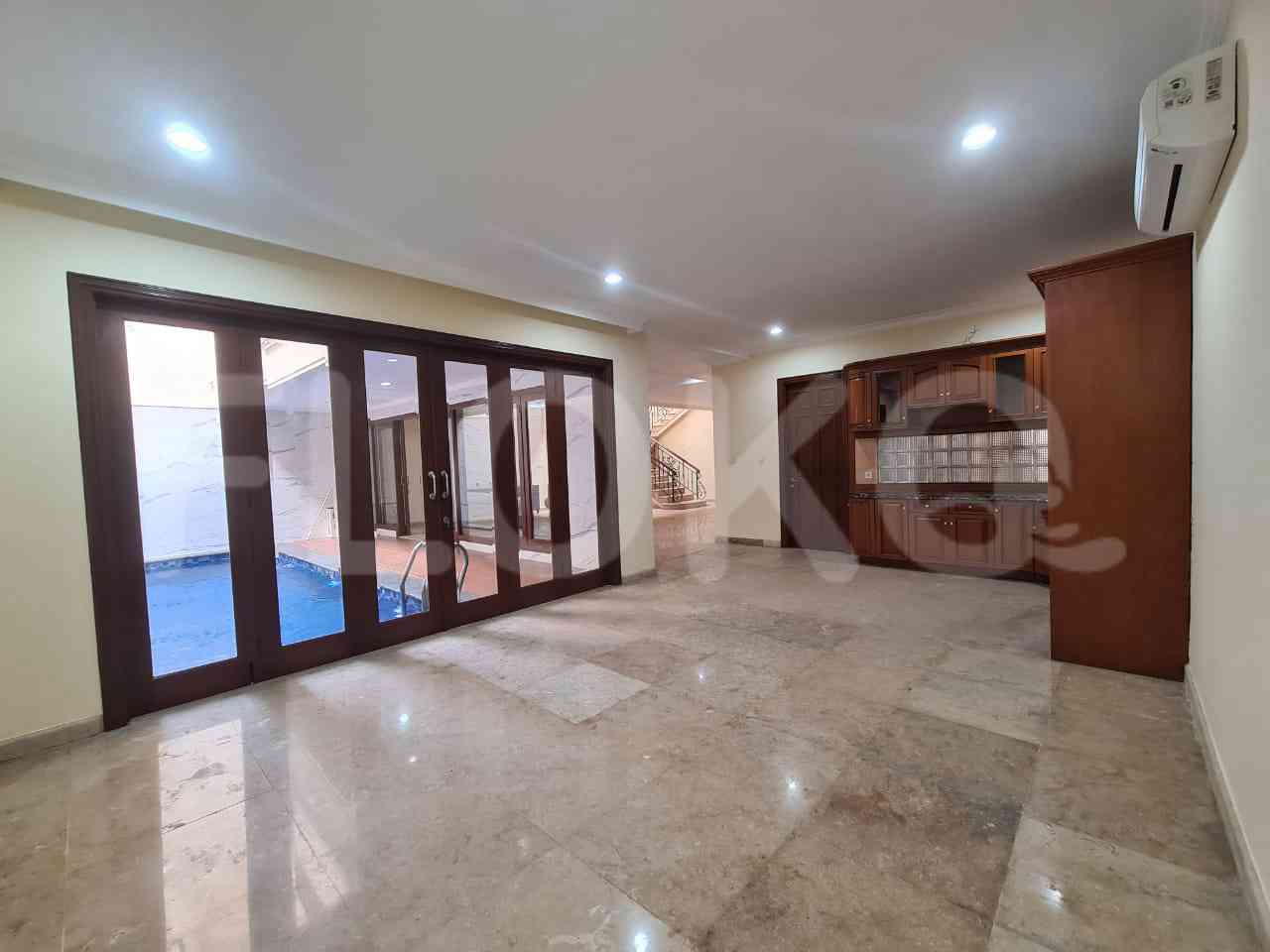 Disewakan Rumah 4 BR, Luas 525 m2 di Pondok Indah 2