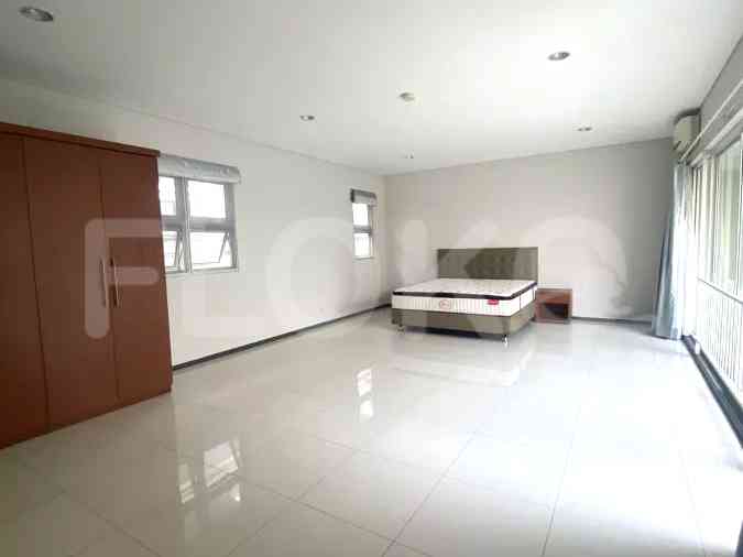 Disewakan Rumah 4 BR, Luas 400 m2 di Jl. Jaya Mandala, Mega Kuningan 1