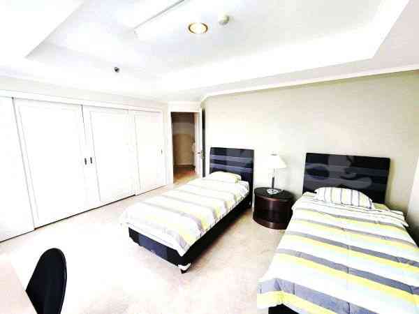 184 sqm, 13th floor, 3 BR apartment for sale in Kebayoran Lama 5