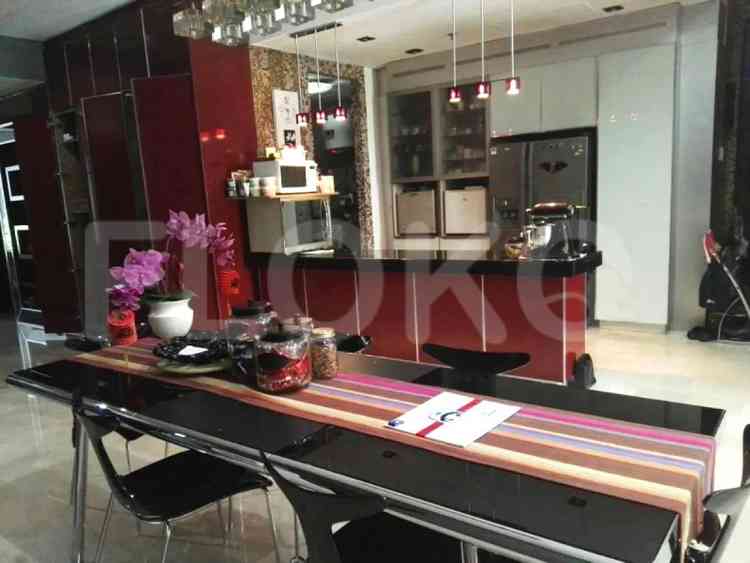 200 sqm, 8th floor, 4 BR apartment for sale in Gatot Subroto 4