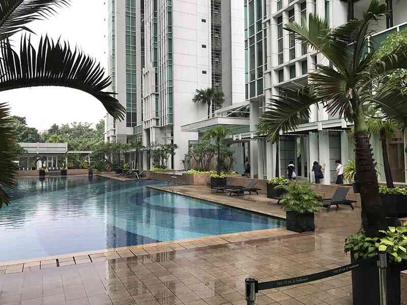 kolam renang the peak apartemen