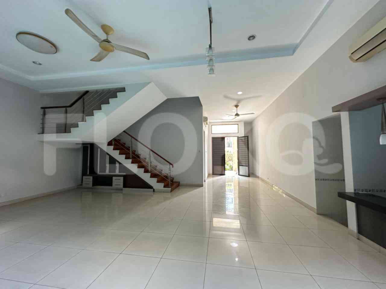 Disewakan Rumah 4 BR, Luas 400 m2 di Senayan 2