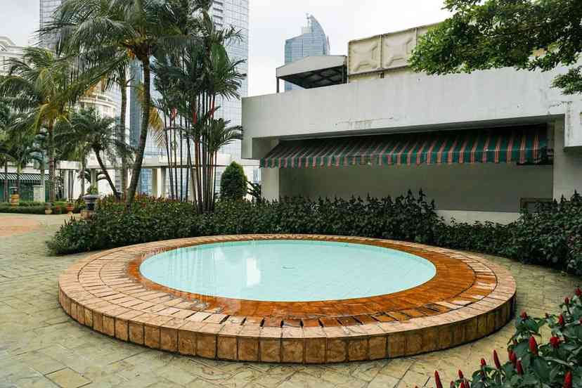 Kolam renang Ambassador 2 apartemen