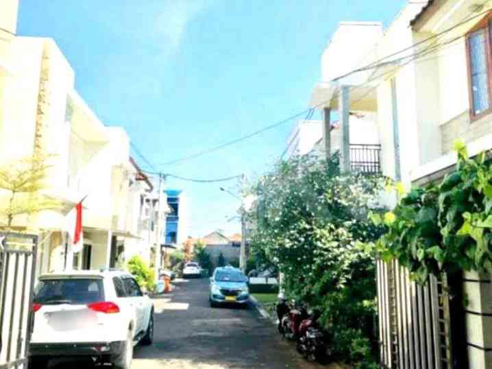 Dijual Rumah 6 BR, Luas 240 m2 di Jl. Raya Pengadegan, Kalibata 2