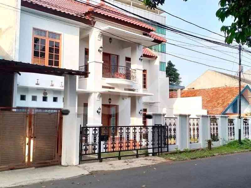 Dijual Rumah 7 BR, Luas 450 m2 di Jl. Komplek Garuda, Kalibata 9