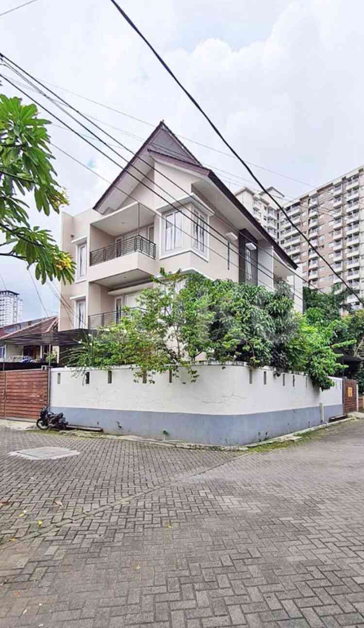 Dijual Rumah 5 BR, Luas 500 m2 di Kebon Jeruk Indah, Kebon Jeruk 2