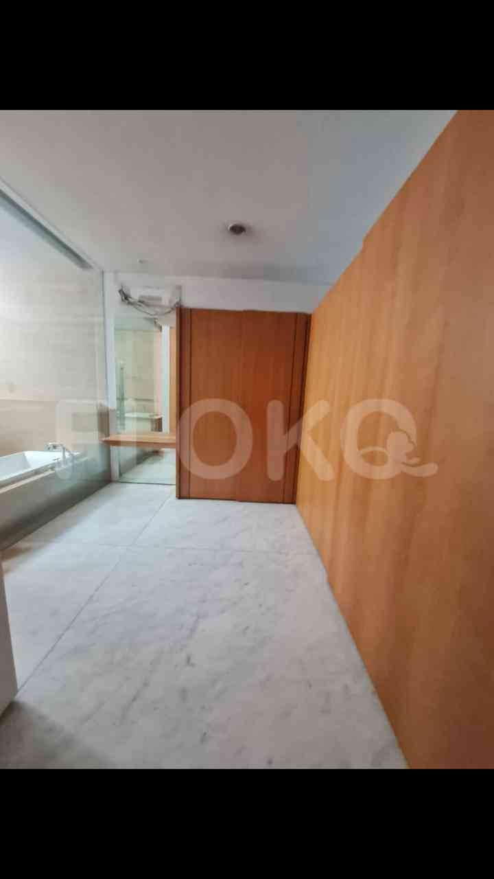 Dijual Rumah 3 BR, Luas 415 m2 di Intercon, Kebon Jeruk 9