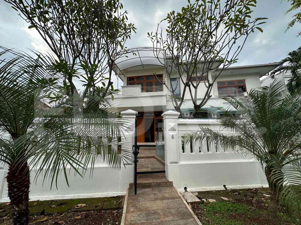 Disewakan Rumah 5 BR, Luas 550 m2 di Metro Alam Indah, Pondok Indah 1