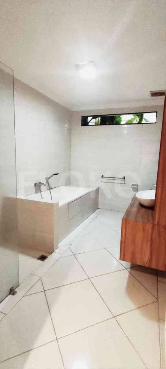 Disewakan Rumah 3 BR, Luas 350 m2 di Jl. Kemang Dalam II, Kemang 9