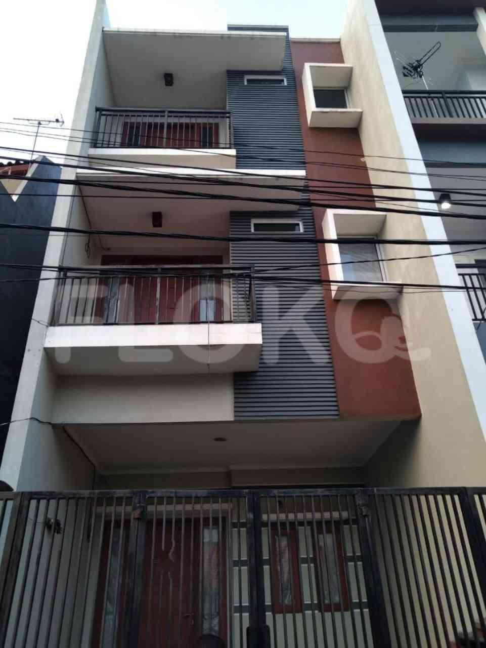 Dijual Rumah 4 BR, Luas 180 m2 di Tomang, Grogol 1