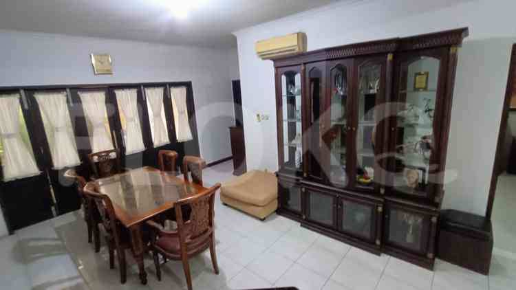 Disewakan Rumah 6 BR, Luas 450 m2 di Sektor 9, Bintaro 6