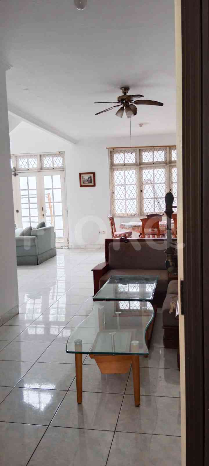 Disewakan Rumah 5 BR, Luas 300 m2 di Kota Wisata, Cibubur 2