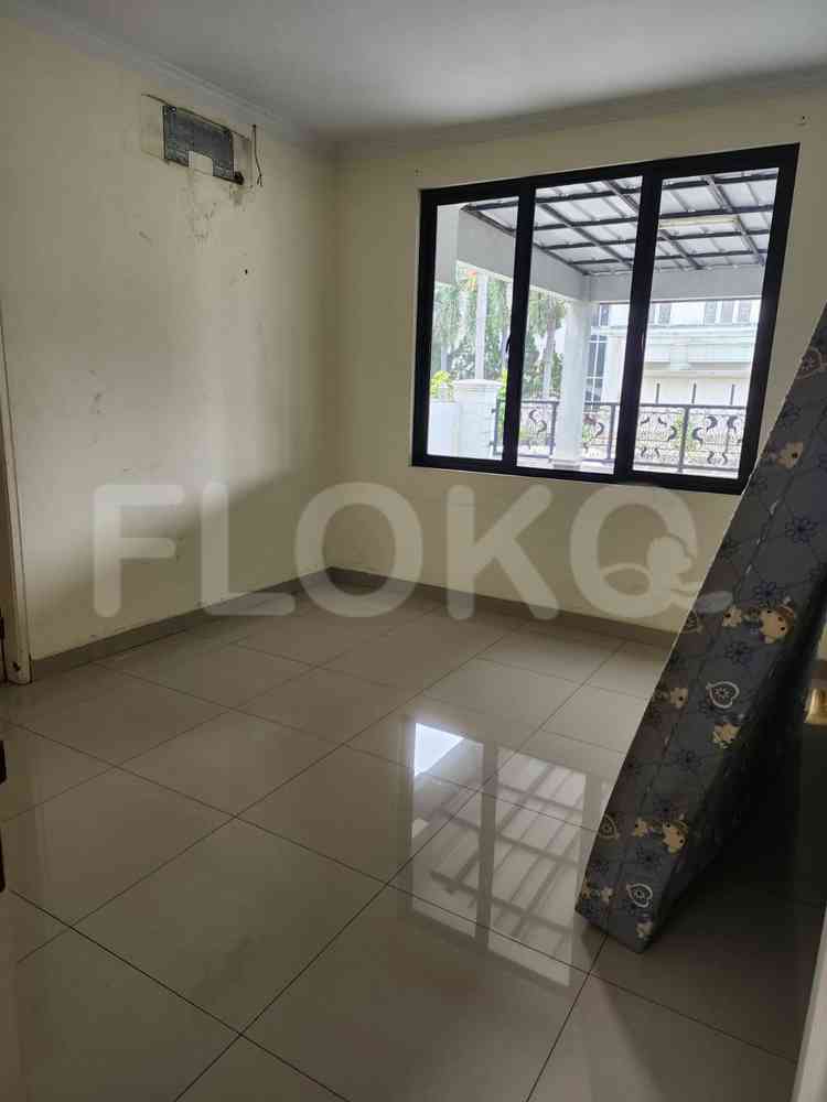 Disewakan Rumah 3 BR, Luas 320 m2 di Legenda Wisata, Cibubur 9