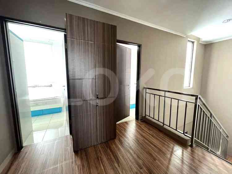 Disewakan Rumah 4 BR, Luas 240 m2 di Cosmo Park, Thamrin 5