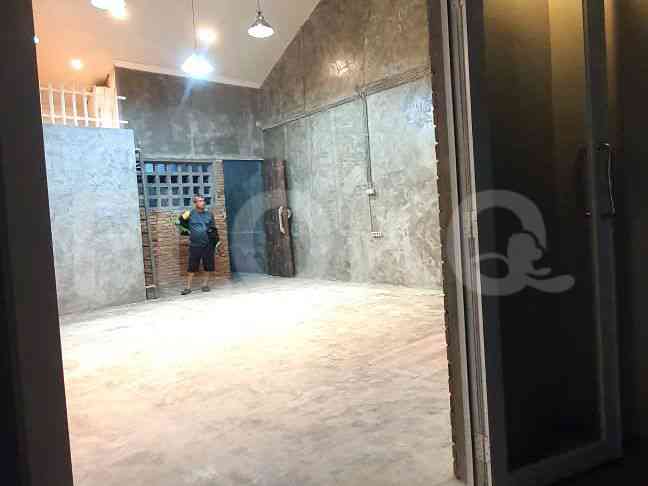 Disewakan Rumah 3 BR, Luas 204 m2 di Tanjung Duren, Grogol 3