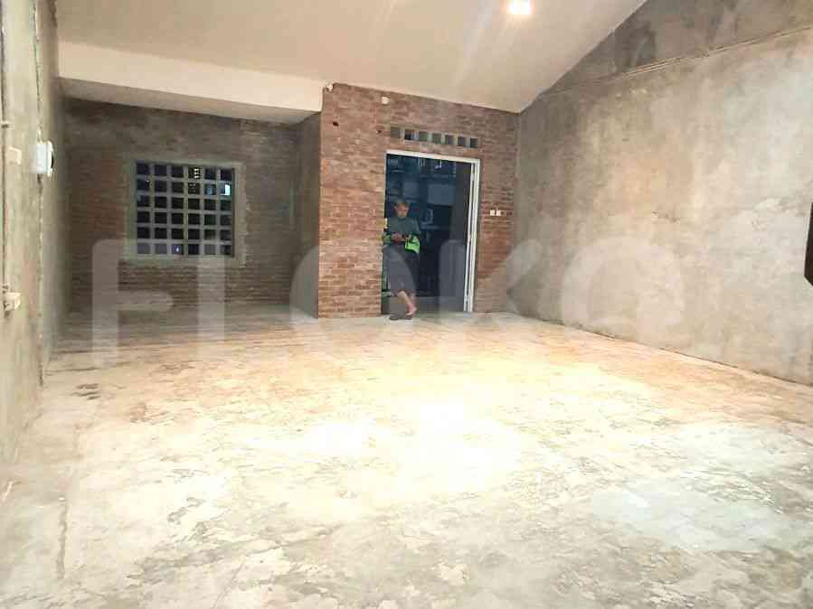 Disewakan Rumah 3 BR, Luas 204 m2 di Tanjung Duren, Grogol 2