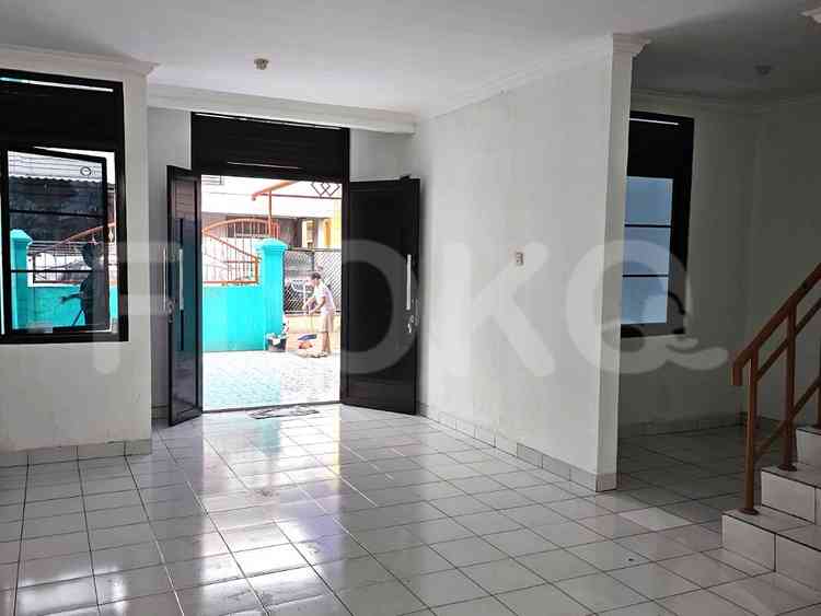 180 sqm, 4 BR house for rent in Taman Palem, Cengkareng 6