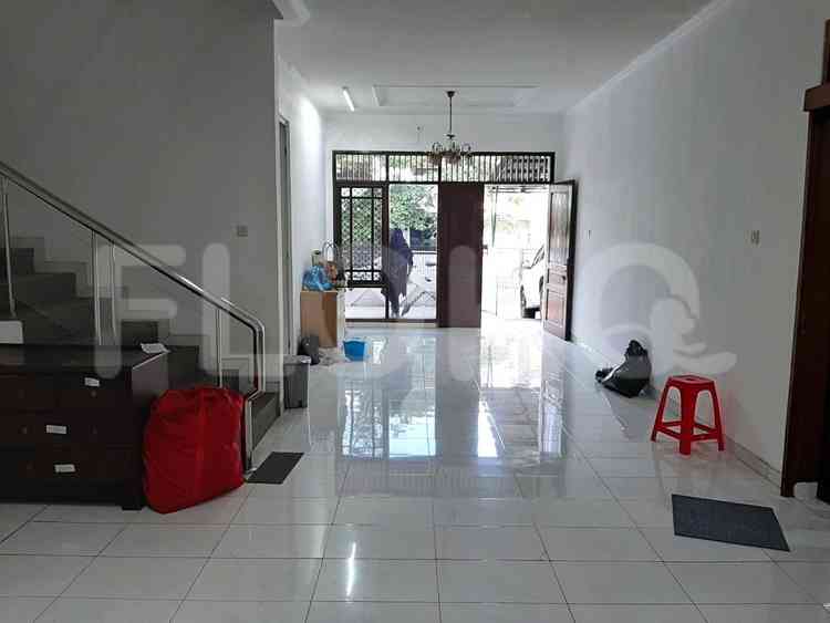 Disewakan Rumah 4 BR, Luas 300 m2 di Kebon Jeruk Intercon, Kebon Jeruk 1