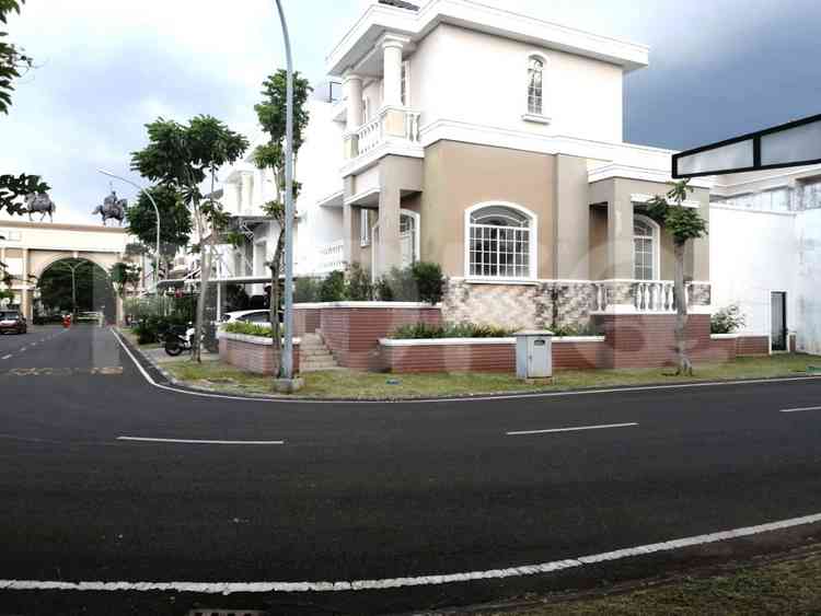 Disewakan Rumah 3 BR, Luas 241 m2 di Cluster West Europe, Cengkareng 1