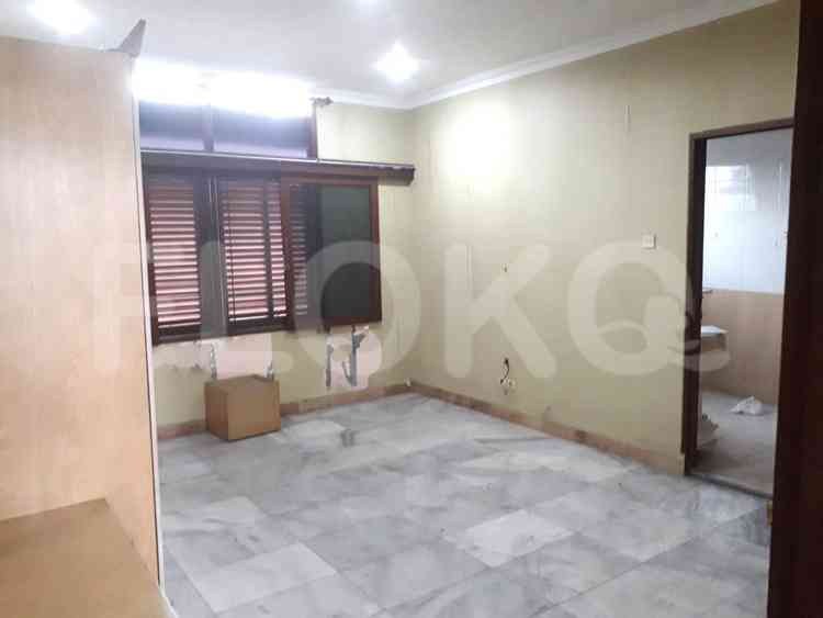 Disewakan Rumah 4 BR, Luas 300 m2 di Jl. Tosiga, Kebon Jeruk 10