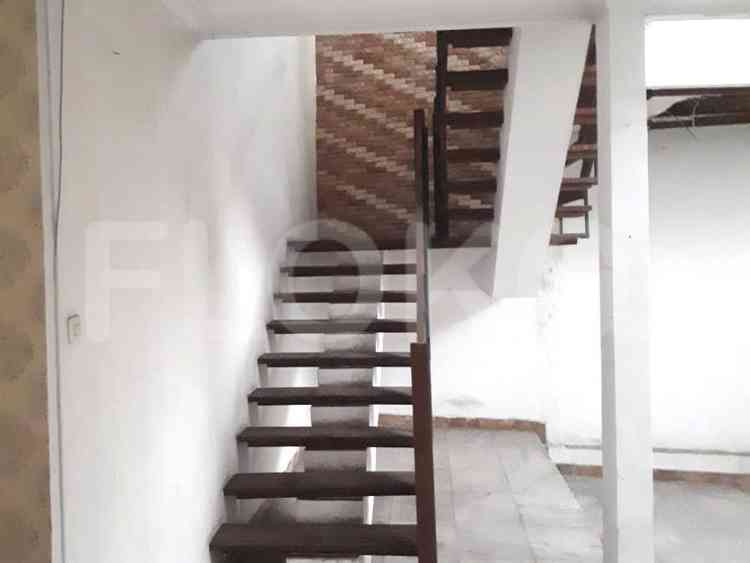 300 sqm, 4 BR house for rent in Jl. Tosiga, Kebon Jeruk 4