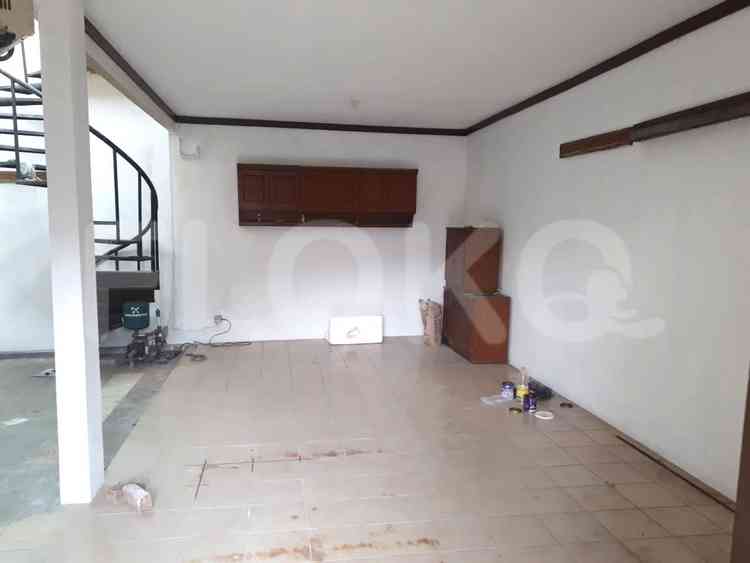 Disewakan Rumah 4 BR, Luas 300 m2 di Jl. Tosiga, Kebon Jeruk 16