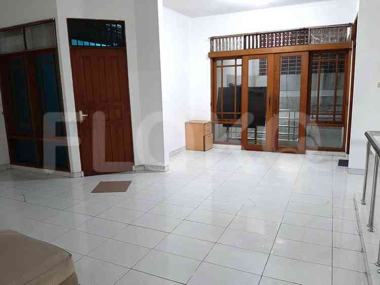 Disewakan Rumah 4 BR, Luas 300 m2 di Kebon Jeruk Interkon Blok D7, Kebon Jeruk 2