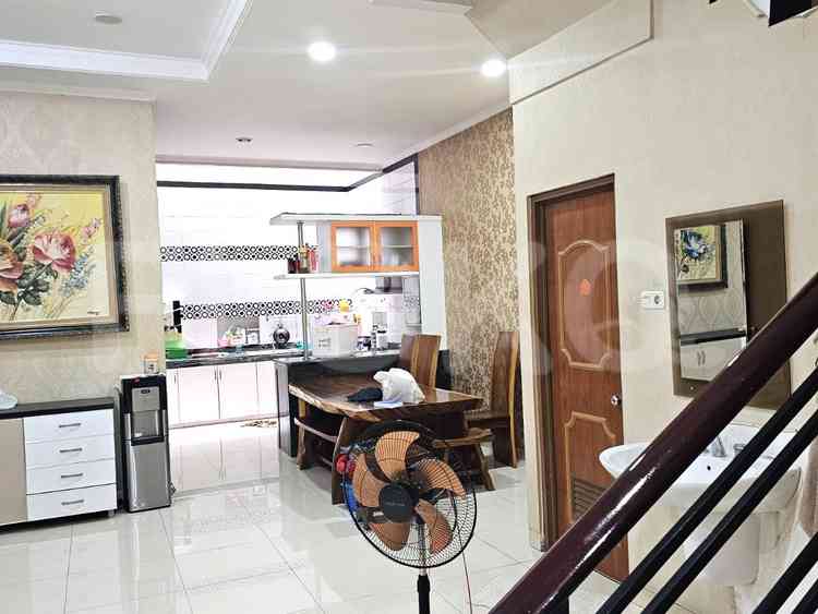 Disewakan Rumah 5 BR, Luas 250 m2 di Jelambar, Grogol 5