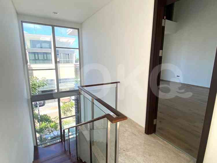 Disewakan Rumah 3 BR, Luas 261 m2 di Mozart, Kamal Muara 6