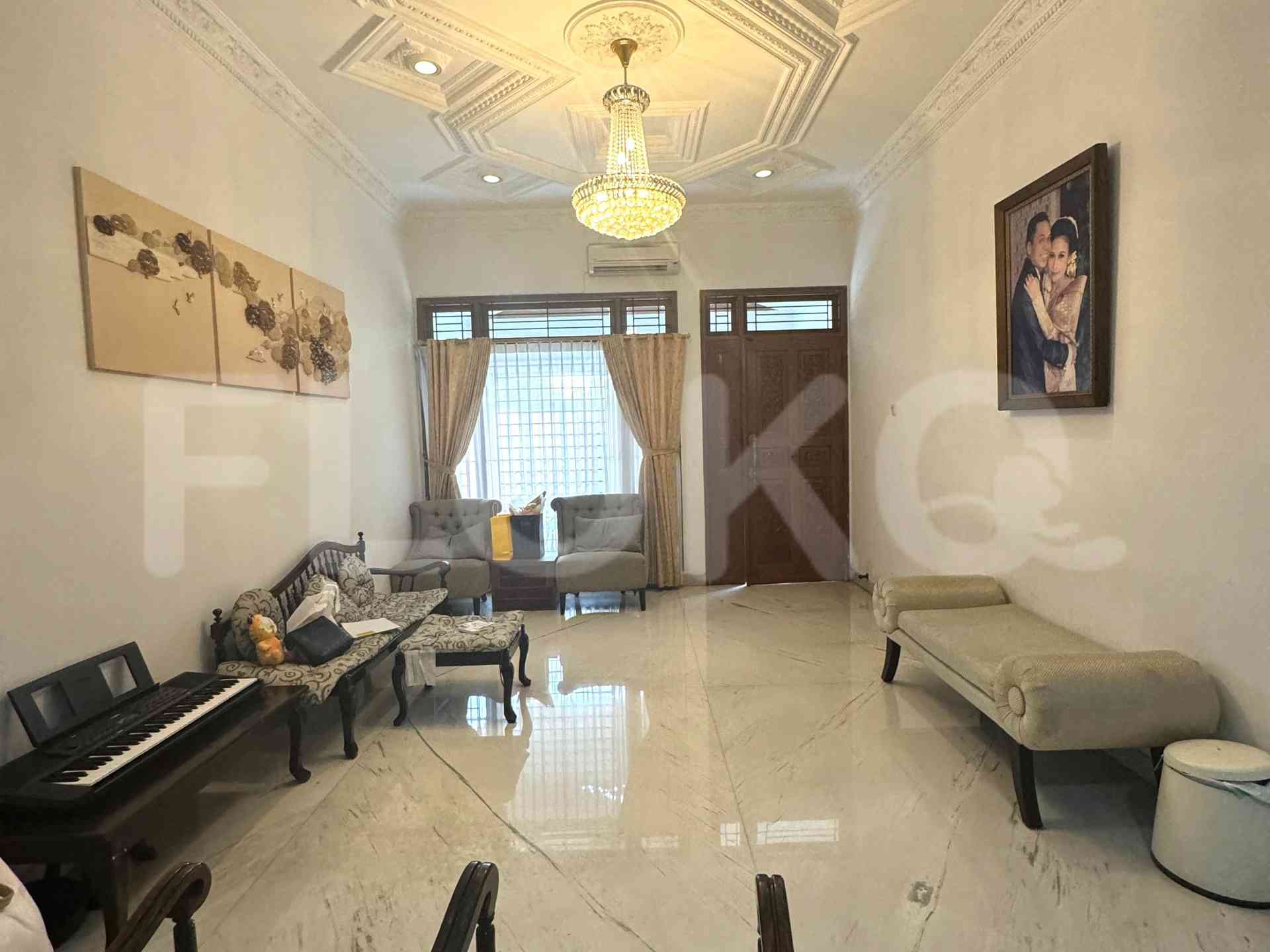 Disewakan Rumah 3 BR, Luas 350 m2 di Kebayoran Baru, Blok M 4