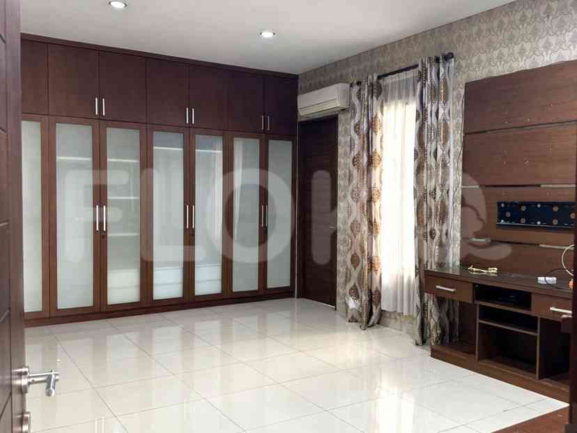 Dijual Rumah 4 BR, Luas 213 m2 di Meruya, Meruya 3