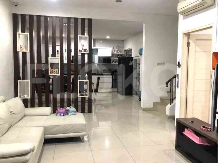 Dijual Rumah 3 BR, Luas 240 m2 di Puri mansion, Puri Indah 1