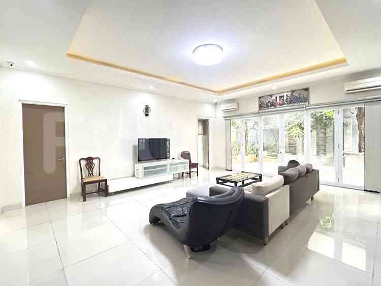 Disewakan Rumah 4 BR, Luas 400 m2 di Tomang, Grogol 1