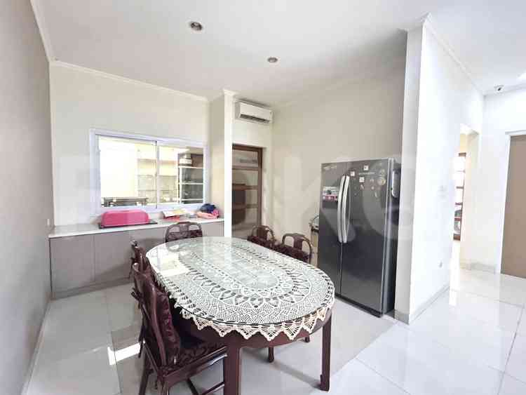 Disewakan Rumah 4 BR, Luas 400 m2 di Tomang, Grogol 2