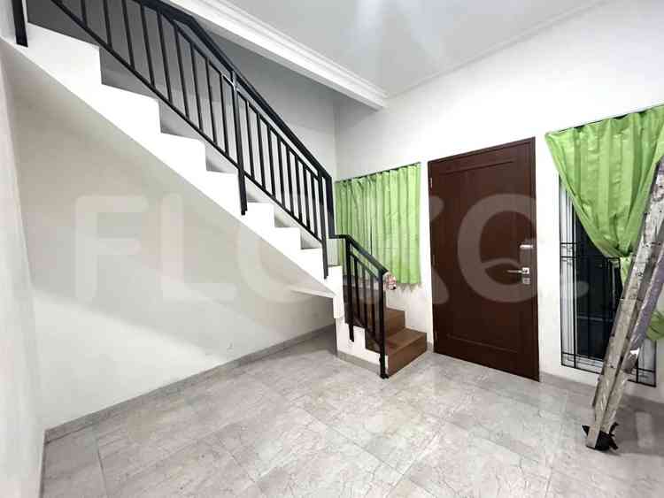 Disewakan Rumah 3 BR, Luas 52 m2 di Tomang, Grogol 2