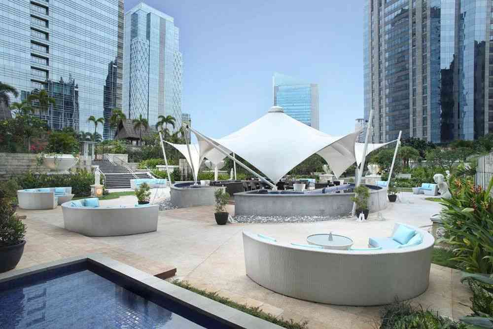 Lounge outdoor Pacific Place Residences