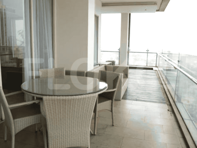 303 sqm, 18th floor, 3 BR apartment for sale in Kemang 5