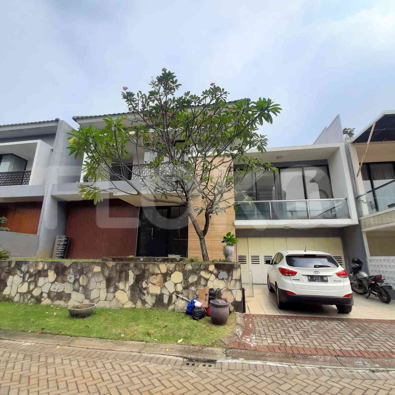 Disewakan Rumah 4 BR, Luas 309 m2 di Kebayoran Symphony, Bintaro 1