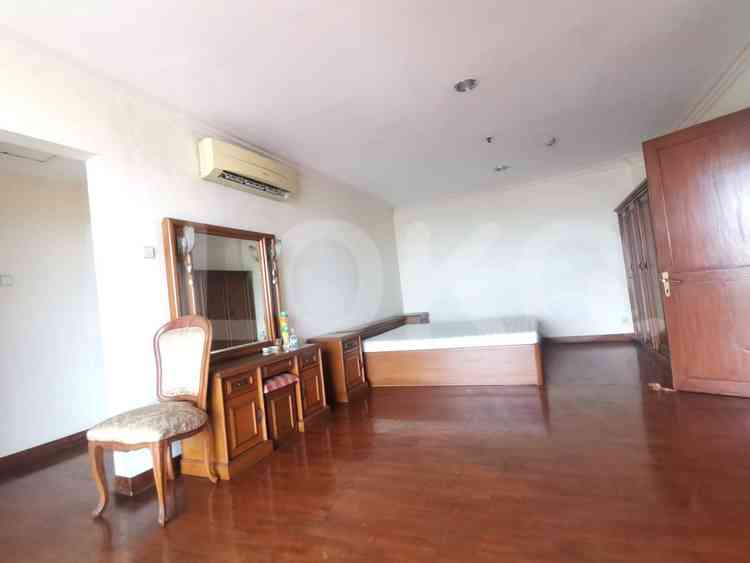 190 sqm, 9th floor, 3 BR apartment for sale in Kebayoran Lama 4