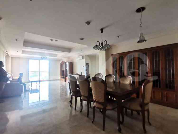 190 sqm, 9th floor, 3 BR apartment for sale in Kebayoran Lama 7