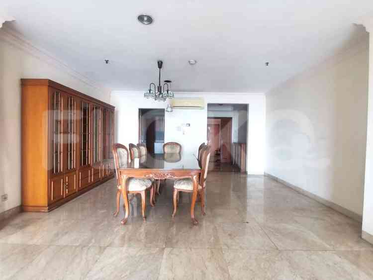 190 sqm, 9th floor, 3 BR apartment for sale in Kebayoran Lama 2