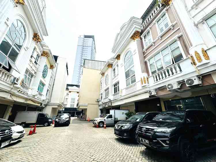 Dijual Ruko Luas 238 m2 di Jl. Prof Dr. Soepomo, Tebet 9