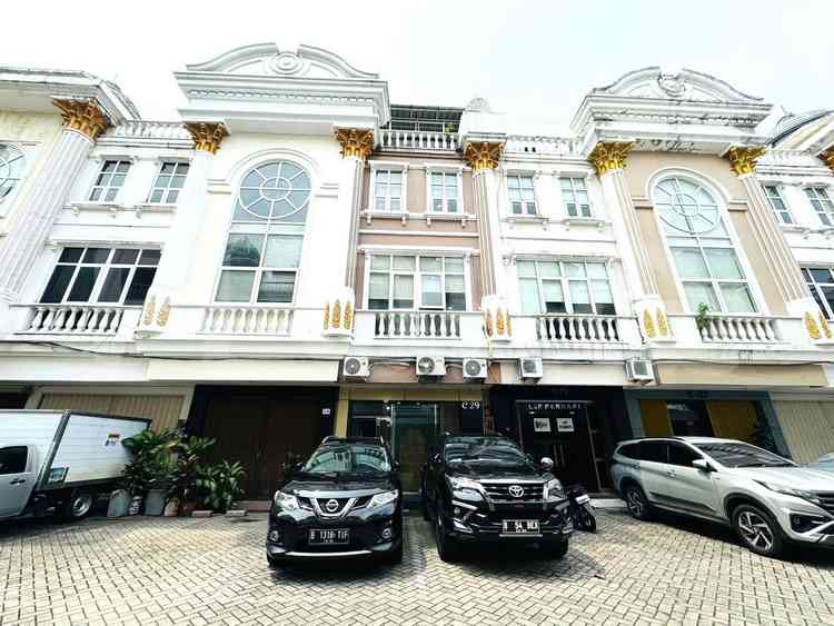 238 sqm, shophouse for sale in Jl. Prof Dr. Soepomo, Tebet 7